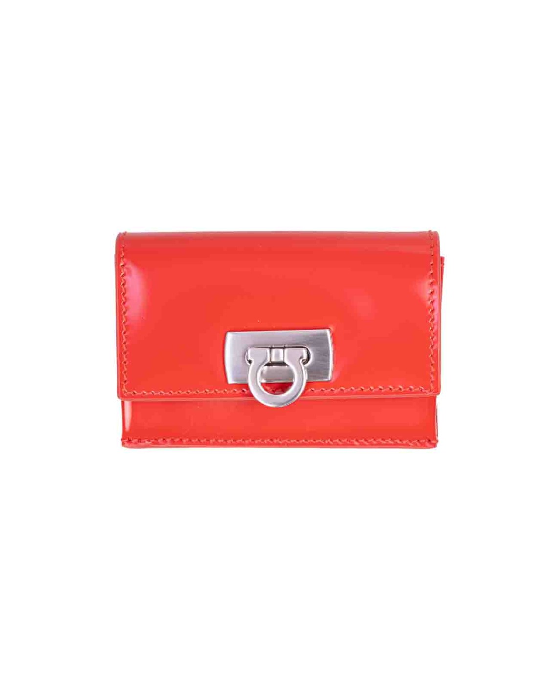 shop SALVATORE FERRAGAMO  Portacarte: Salvatore Ferragamo credit card holder with Gancini.
Made of shiny calfskin, with a flat back pocket and compartment sealed by a Gancini closure.
Dimensions: height 7.3 CM length 10.0 CM depth 2.5 CM.
Composition: 100% calf leather.
Made in Italy.. 220435 760664-003 number 8026354